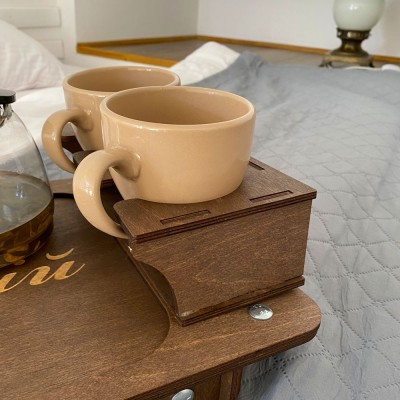 Деревянный столик для завтраков Деревянный столик для завтраков