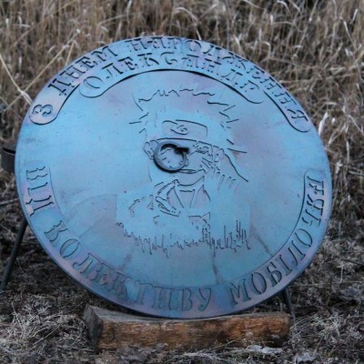 Гравіювання з чорного металу на кришку Гравіювання з чорного металу на кришку