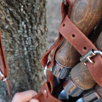 Набор шампуров с деревянными ручками в кожаном чехле. Набор шампуров с деревянными ручками в кожаном чехле.