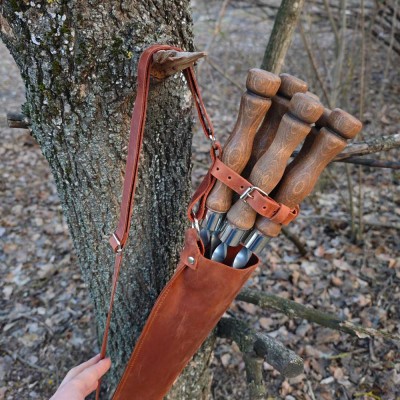 Набор шампуров с деревянными ручками в кожаном чехле. Набор шампуров с деревянными ручками в кожаном чехле.