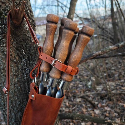 Набор шампуров с деревянными ручками в кожаном чехле. Набор шампуров с деревянными ручками в кожаном чехле.