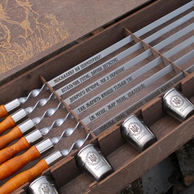 Набор шампуров с деревянными ручками в корзинке с принтом. Набор шампуров с деревянными ручками в корзинке с принтом.