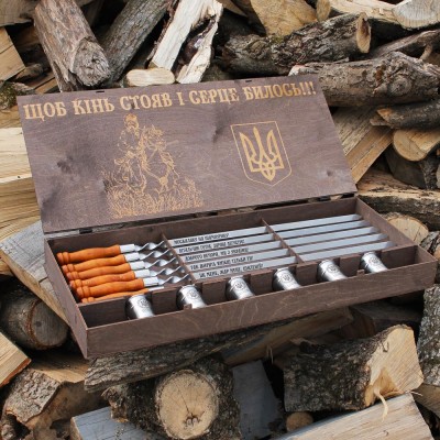 Набор шампуров с деревянными ручками в корзинке с принтом. Набор шампуров с деревянными ручками в корзинке с принтом.