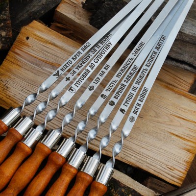 Набор шампуров с деревянными ручками в корзинке с принтом. Набор шампуров с деревянными ручками в корзинке с принтом.