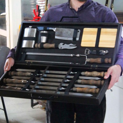 Набір для гриля та барбекю у дерев'яному кейсі "Господарський" Набір для гриля та барбекю у дерев'яному кейсі "Господарський"