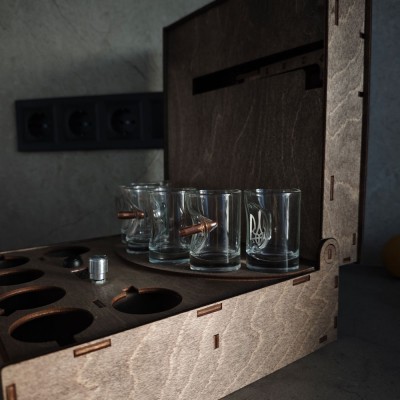 Алкогольный наливатор на 6 рюмок с вставками Алкогольный наливатор на 6 рюмок с вставками