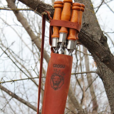 Набор шампуров с деревянными ручками в кожаном чехле. Набор шампуров с деревянными ручками в кожаном чехле.